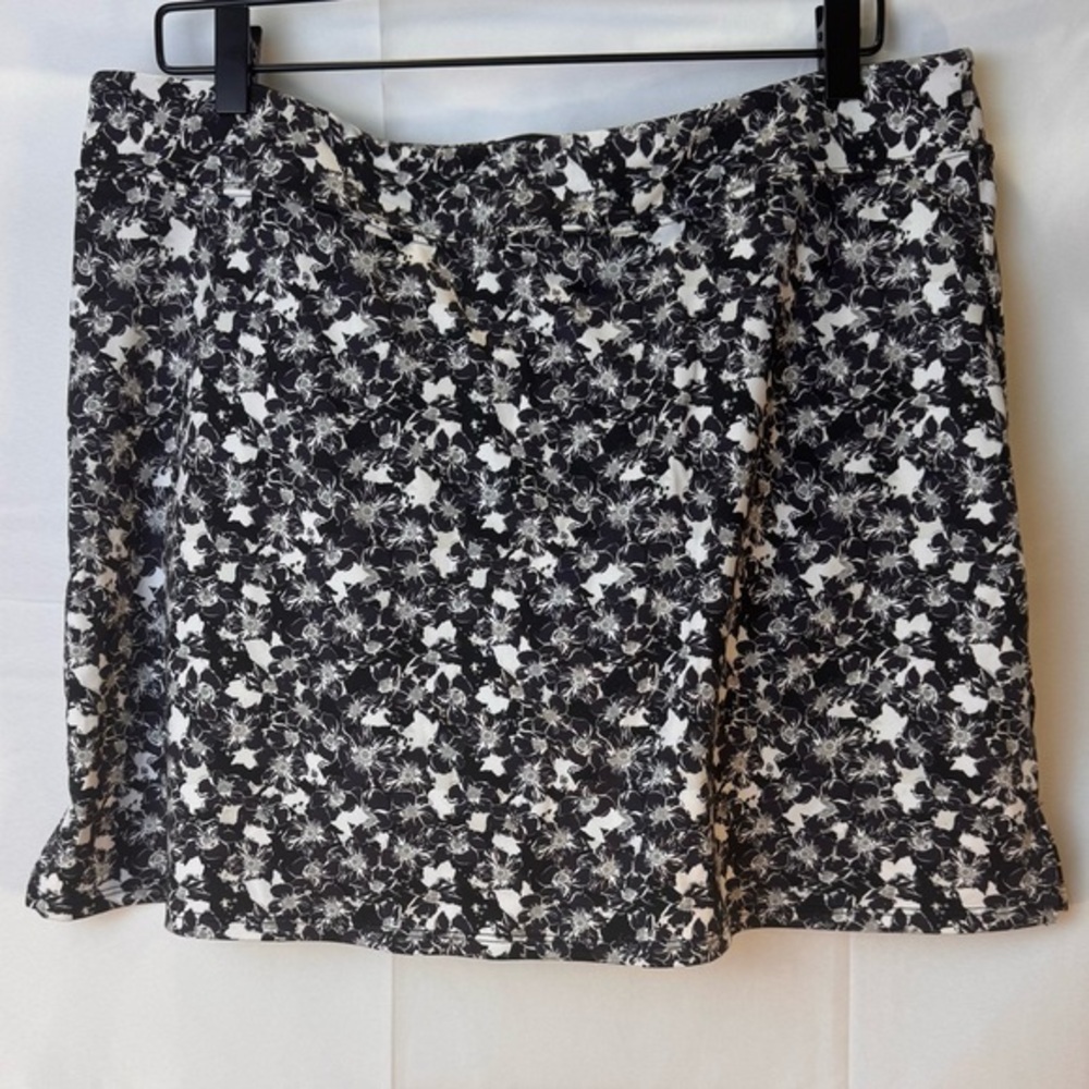 Tranquility by Colorado Clothing Black and White Floral Pattern Skort Size XL
